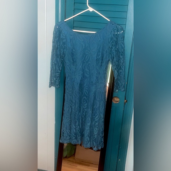 Blue lace dress - Picture 1 of 3